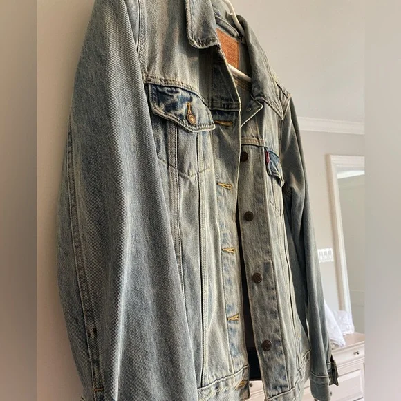 Levi’s Oversized Jean Jacket - Picture 2 of 3
